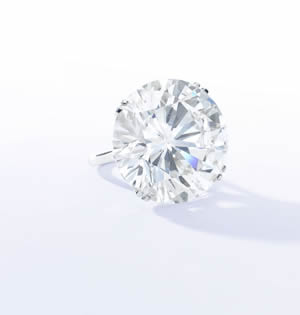 Spectacular-and-rare-diamond-ring-small