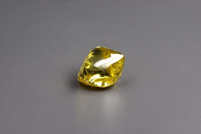 34ct-Fancy Vivid Yellow-Rough-ALROSA-Ebelyakh-2017