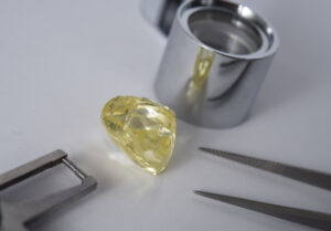 How should lab-grown diamonds be graded?