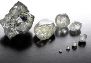 De Beers slashes prices of larger rough diamonds