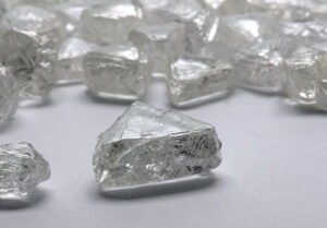 La chaîne de valeur du diamant : en amont, sur le marché intermédiaire et en aval