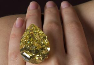 Toute dernière grande découverte: un diamant blanc de 232 carats