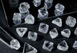 Des bagues de fiançailles en diamants synthétiques chez Blue Nile