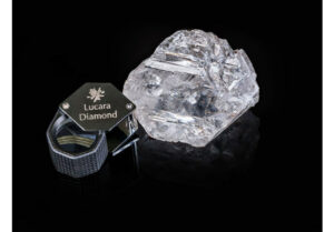 Une unité de De Beers extrait un diamant de 1 098 carats