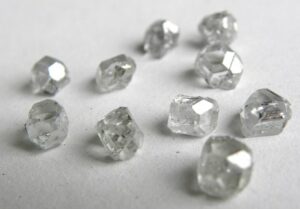 Selon le GIA, deux diamants Lightbox sont des G VS1