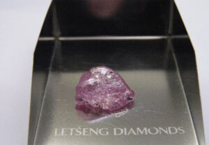 ALROSA expose un diamant rose record