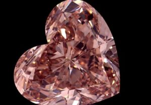 Un collier en émeraudes et diamants adjugé 7 millions $ aux enchères