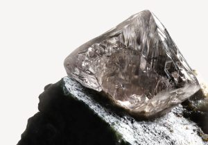 Lightbox, la marque de diamants synthétiques de De Beers, lance des bagues de fiançailles. Est-ce vraiment une surprise ?