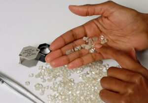 De Beers raises prices 3% at $650M April sight